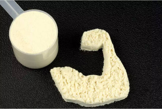 《健身补剂 蛋白粉到底怎么吃比较好 蛋白粉的功效与作用》